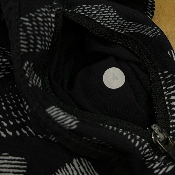 Lululemon Tracker Shorts Patterned, Mini Warp
White/Black Size 4 - Picture 12 of 14